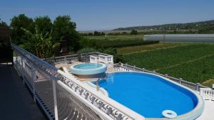 een groot zwembad op een balkon van een huis bij Penzion Palma in Sečovlje