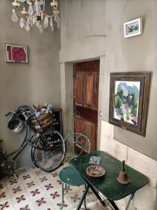 un comedor con una mesa y una bicicleta en una habitación en Entre Terre et Ciel. en Saignon