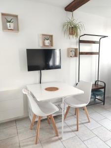 ChevincourtにあるMaison de campagne avec grand parking privé -calme et sérénitéの白いテーブルと白い椅子2脚