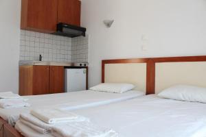 2 łóżka w pokoju z ręcznikami w obiekcie Kondylenia Rooms w mieście Loutrá Vólvis