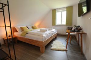 1 dormitorio con cama, ventana y alfombra en Panoramablick Scheifling en Lind bei Scheifling