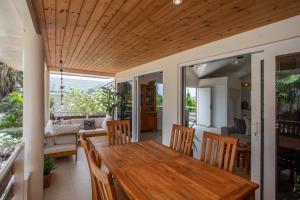 - une salle à manger avec une table et des chaises en bois dans l'établissement Tranquil Retreat, à Willemstad