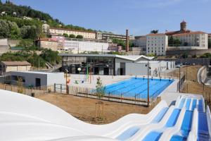 Bazén v ubytování Les lucioles cabane chalet avec Jacuzzi privatif nebo v jeho okolí