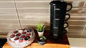 - une cafetière et un panier de chocolats sur une table dans l'établissement LUXURY Downtown Sunset Getaway - Your Home Away From Home - Fully Stocked Kitchen, Gym, Balcony, FREE PARKING, à Calgary