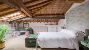 A bed or beds in a room at Piazza Maggiore Jungle Bijoux
