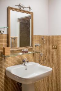 A bathroom at Piazza Maggiore Jungle Bijoux