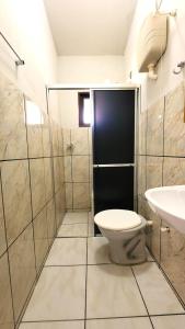 Chalé da Vó في فارجيم بونيتا: حمام مع مرحاض ومغسلة