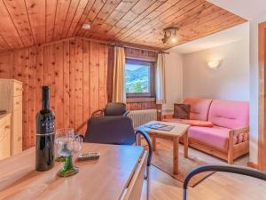 ein Wohnzimmer mit einem Sofa und einem Tisch in der Unterkunft Gaisbergblick in Kirchberg in Tirol