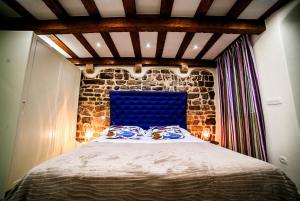 1 cama con cabecero azul en una habitación en Apartment Genius Loci, en Split