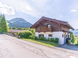 uma casa ao lado de uma estrada em Gaisbergblick em Kirchberg in Tirol