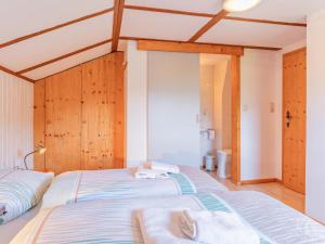 twee bedden in een kamer met handdoeken erop bij Gaisbergblick in Kirchberg in Tirol