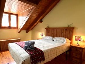 ein Schlafzimmer mit einem Bett und einem Handtuch darauf in der Unterkunft El Raconet d'Espot in Espot