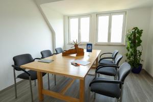 une salle de conférence avec une table et des chaises en bois dans l'établissement Panoramablick Scheifling, à Lind bei Scheifling