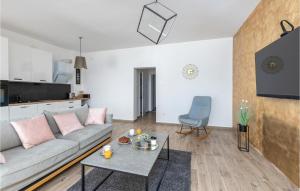 Televízia a/alebo spoločenská miestnosť v ubytovaní Amazing Apartment In Rijeka With Wifi