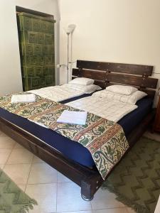 1 dormitorio con 2 camas y lámpara en Parraghegy Apartman, en Zalaszántó