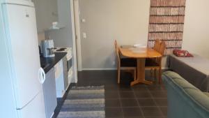 uma pequena cozinha com uma pequena mesa e uma pequena cozinha com um sofá em Asemansaunatupa em Pyhäjärvi