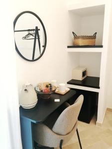a black desk with two chairs and a mirror at I Canti Comfort Rooms in Palermo