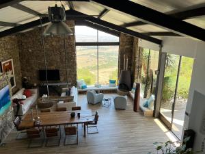Televízia a/alebo spoločenská miestnosť v ubytovaní Villa Tarifa Lodge