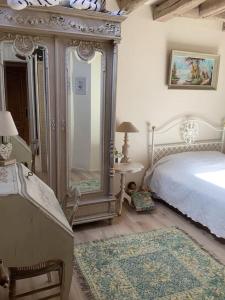 um quarto com uma cama e um espelho grande em Ambiance Milly la Foret em Milly-la-Forêt