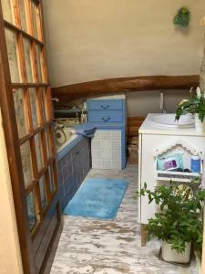uma pequena casa de banho com lavatório e WC em Ambiance Milly la Foret em Milly-la-Forêt