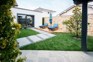 奥拉迪亚Backyard Jacuzzi House的一个带庭院和草坪的花园