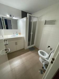 een badkamer met een toilet, een wastafel en een douche bij Casa Kizkur in Tarifa