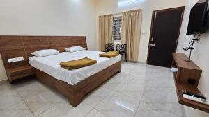Ένα ή περισσότερα κρεβάτια σε δωμάτιο στο RAJ COMFORTS