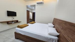 Ένα ή περισσότερα κρεβάτια σε δωμάτιο στο RAJ COMFORTS