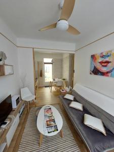 een woonkamer met een bank en een tafel bij L'Appartement Gabriel T2 in Bergerac