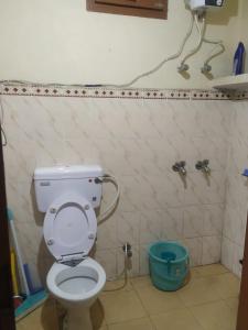 a bathroom with a toilet and a bucket at The Heritage, Sarahan in Sarāhan