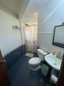 een badkamer met een toilet en een wastafel bij L Otro Pueblo Pampatar in Pampatar