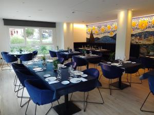 un comedor con mesas y sillas azules en El Cielo de Muriel mejor Hotel Starlight del mundo Astroturismo y Naturaleza en Muriel Viejo