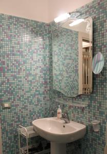 un baño con lavabo y espejo en Chez Marie Napoli, en Nápoles 29 fotos más