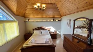 une chambre avec deux lits et un lustre dans l'établissement Ora Apartment, à Shkodër