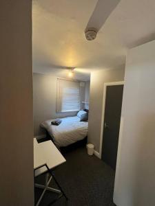 Tempat tidur dalam kamar di 6 Bed 6 Bath House Fantastic for contractors & Groups