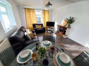Posezení v ubytování Toni's Hub - 2 bed City Centre Apartment