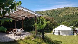 una yurta y un cenador en un patio en "Verdon Yourtes" Camping à la ferme, en Angles