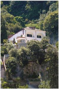 une maison au sommet d'une montagne dans l'établissement Villa Lara Hotel, à Amalfi