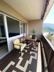einen Balkon mit einem Tisch und Stühlen in der Unterkunft Studio vue Lac in Montreux