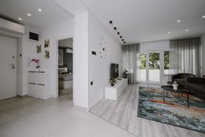 里耶卡Tara的客厅里有一张沙发和一张桌子。