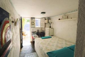 1 dormitorio con 1 cama en una habitación en Villa Oleander, en Spetses