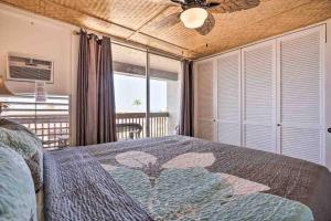 Schlafzimmer mit einem Bett und einem Deckenventilator in der Unterkunft Reduced Price! Top Floor Kailua Bay View Walk to Kona Village AC King Bed in Kailua-Kona
