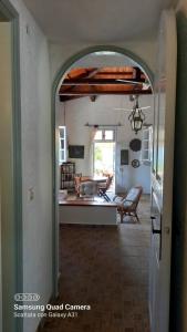 un arco que conduce a una sala de estar con cocina en Villa Oleander, en Spetses
