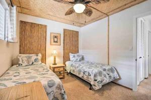 1 dormitorio con 2 camas y ventilador de techo en Reduced Price! Top Floor Kailua Bay View Walk to Kona Village AC King Bed, en Kailua-Kona