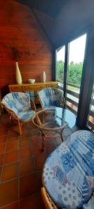 una stanza con sedie e tavolo e tavolo e tavolo e sedie di Apartament Barbara a Ruda Śląska