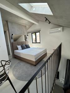 ein Schlafzimmer mit einem großen Bett auf einem Balkon in der Unterkunft nAmore in Pisak