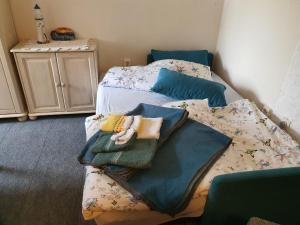 a bedroom with a bed with a blanket on it at Ferienwohnung Abendsünn in Nordstrand