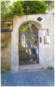 un accès à un bâtiment avec une porte en fer dans l'établissement Villa Lara Hotel, à Amalfi