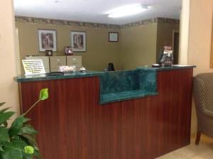 a bar in a waiting room with a counter at Brookshire Inn in Inez