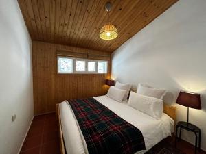 1 dormitorio con 1 cama en una habitación en Arrayanes Royal, en Sierra Nevada